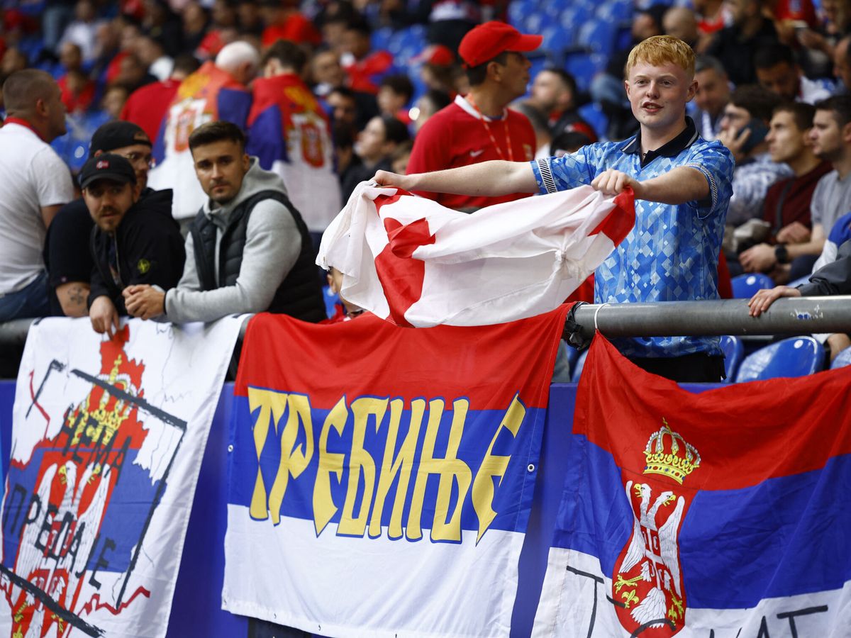 Foto: Un hincha serbio durante el partido contra Inglaterra (Reuters/John Sibley)