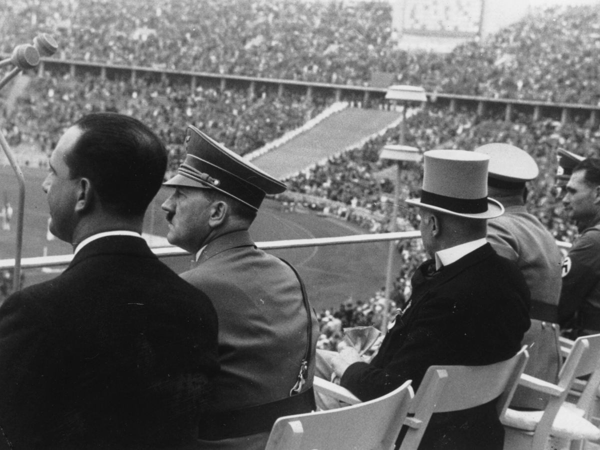 Foto: Adolf Hitler viendo los Juegos Olímpicos en Berlín. (Fox Photos/Getty Images)