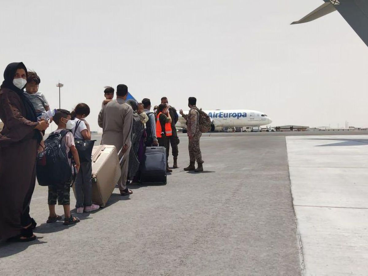 Foto: Afganos yendo hacia un avión. (EFE)