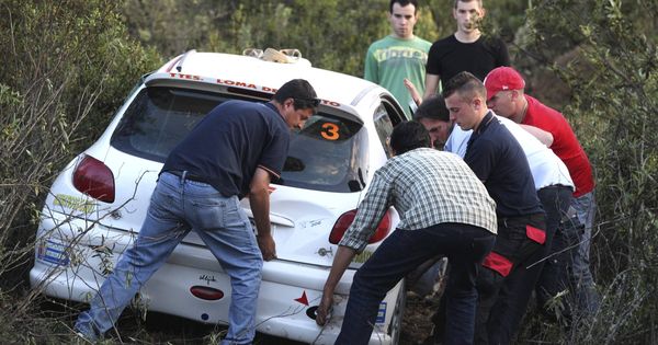 Foto: Imagen de archivo de un accidente en un rally en Córdoba en 2011. (EFE)