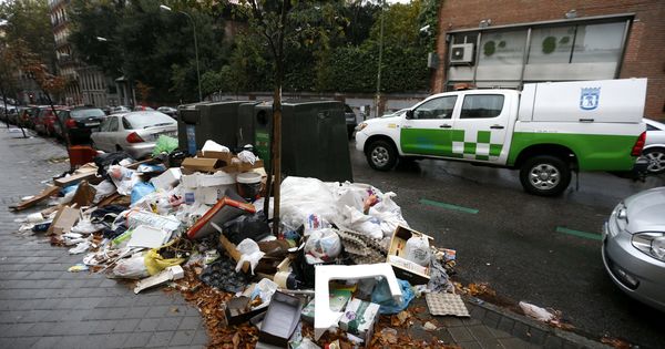 Foto: Residuos sin recoger en unos contenedores de Madrid en una foto de archivo. (EFE)