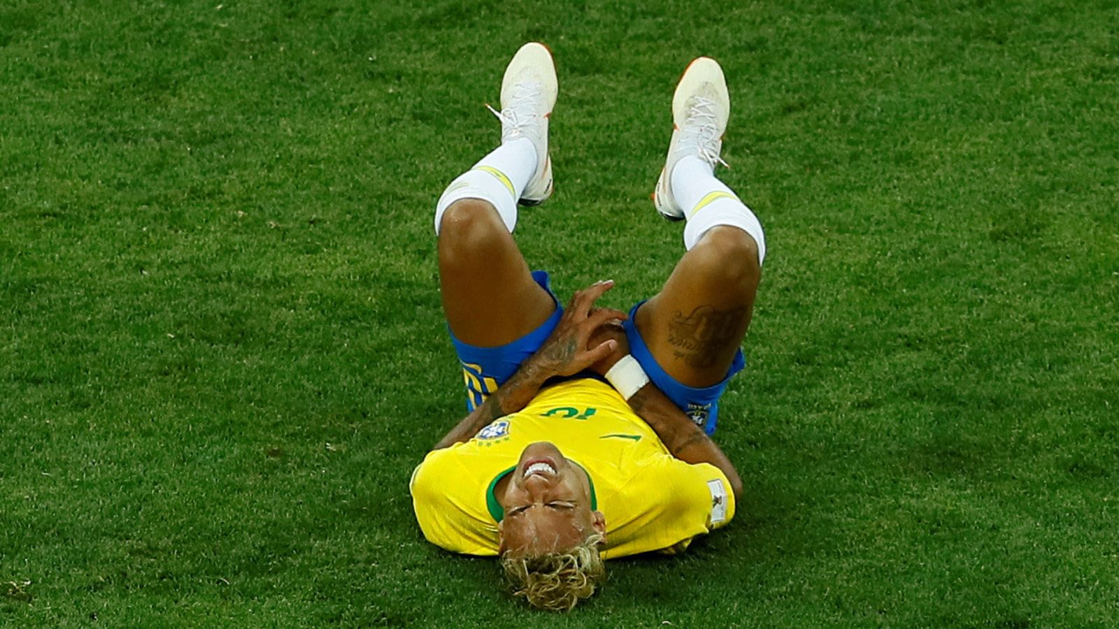 Foto: Neymar, tumbado en el suelo durante un lance del partido entre Brasil y Suiza. (Efe)