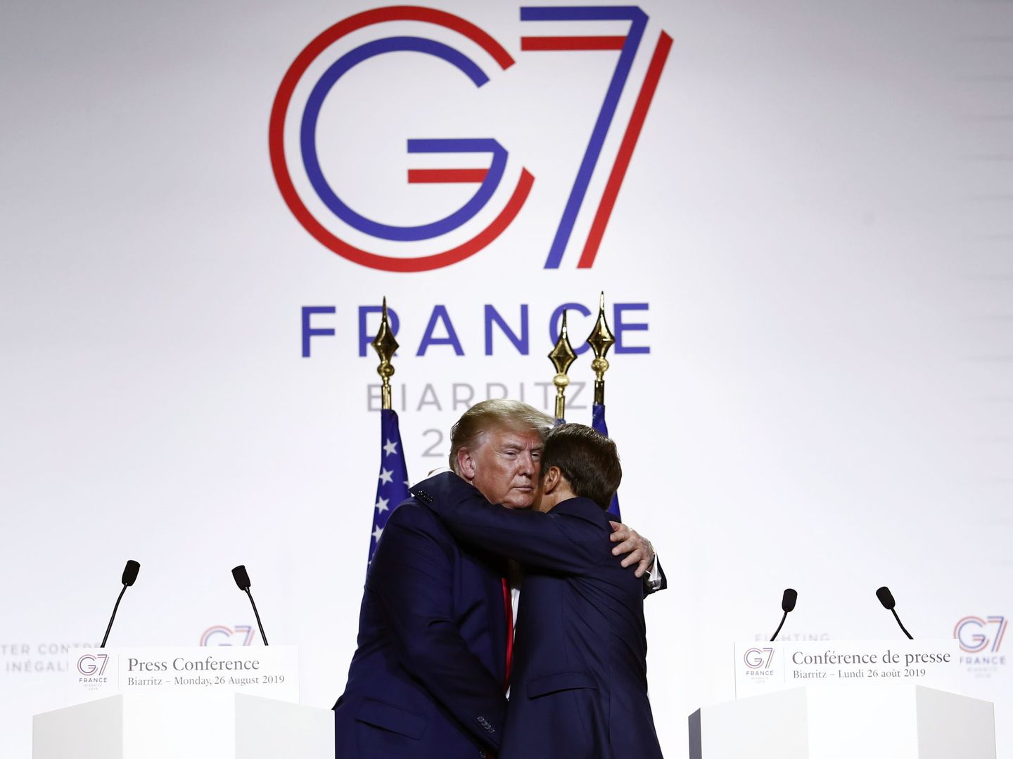 Trump abraza a Macron tras una reunión del G7 en Biarritz. (EFE)