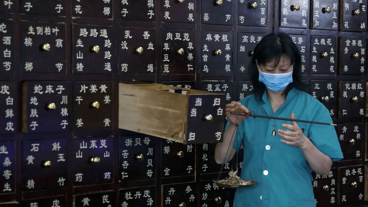 Farmacia de remedios tradicionales en Pekín (China) (EFE)