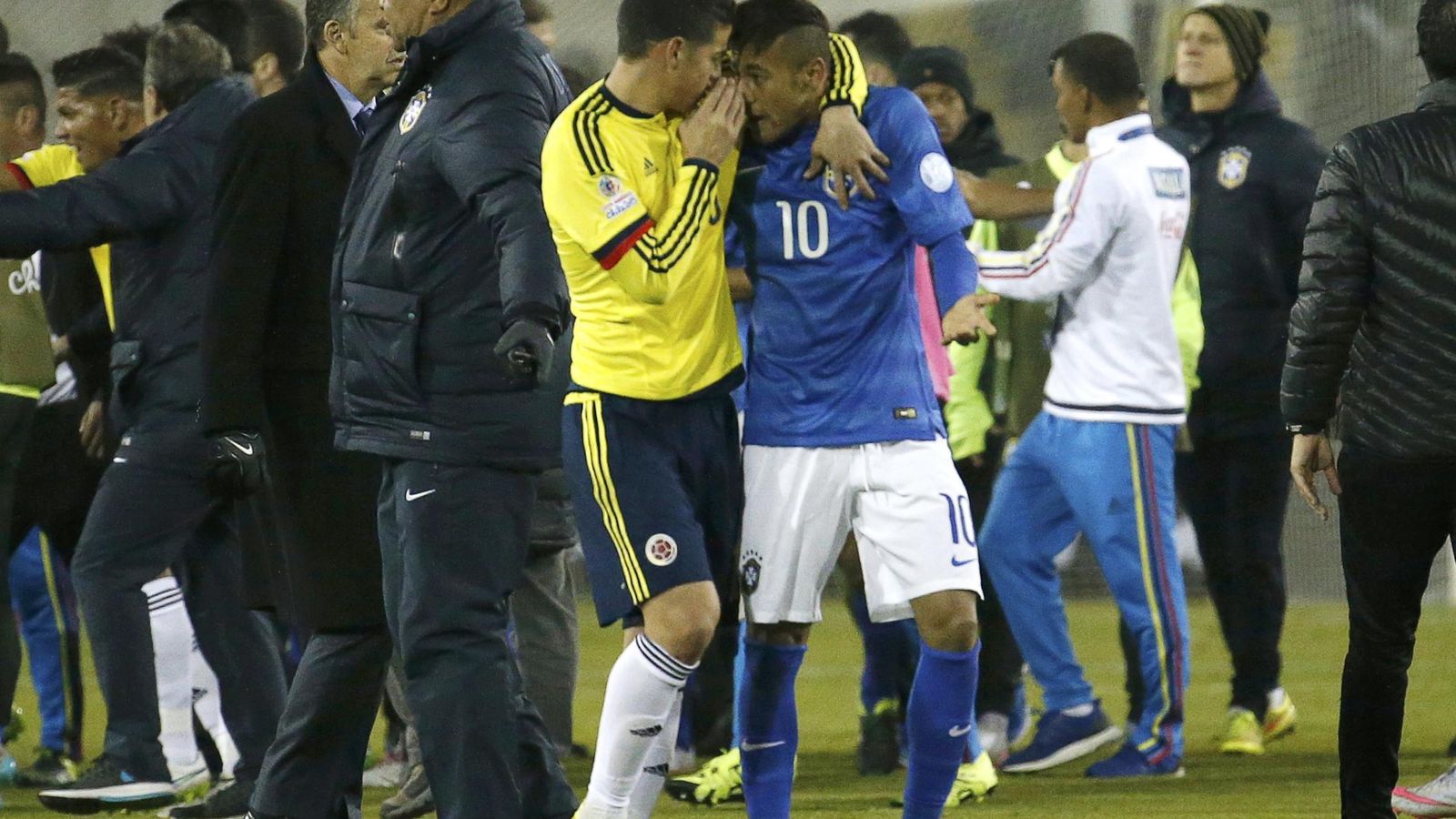 Foto: James Rodríguez habla con Neymar al final del partido, tras la fea acción del brasileño.