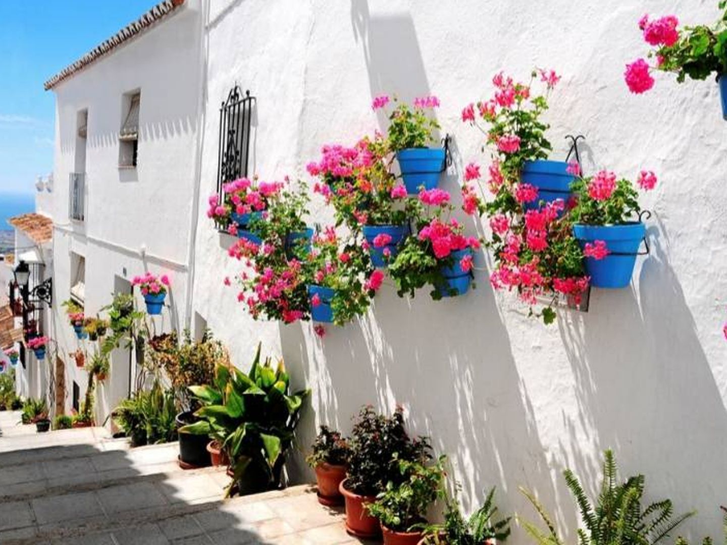 Las fachadas adornadas con geranios son marca de la casa. (Foto: Turismo Mijas)