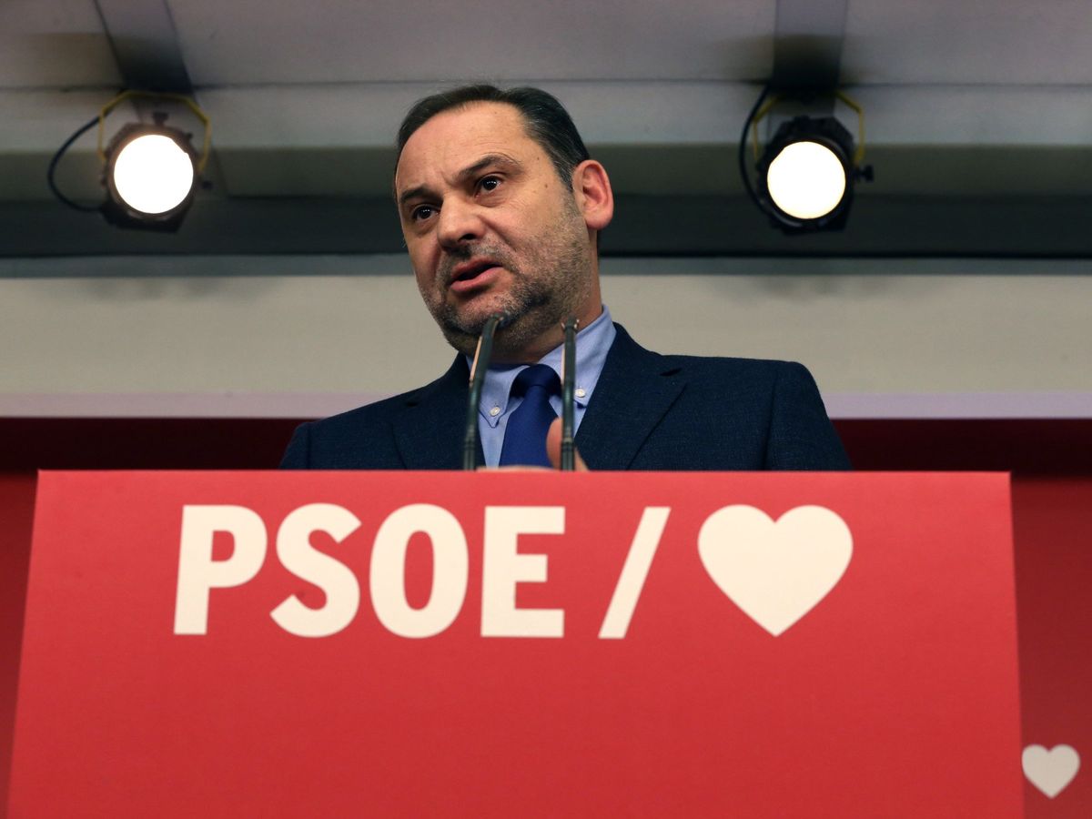 Foto: El secretario de Organización del PSOE y ministro de Fomento en funciones, José Luis Ábalos, durante la rueda de prensa. (EFE)