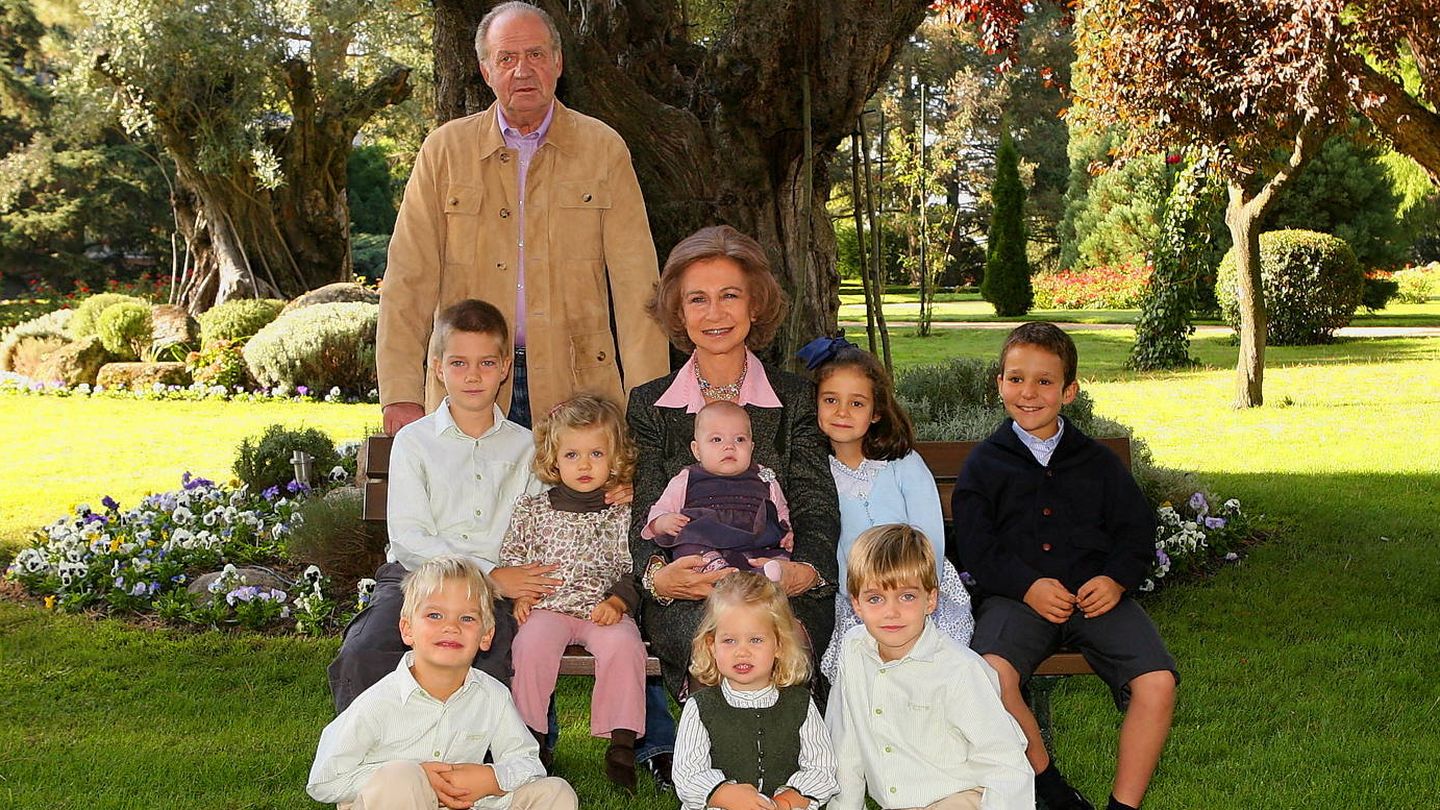 Los Reyes eméritos, con todos sus nietos en una imagen de archivo. (Casa Real)
