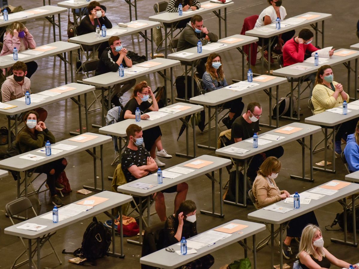 Foto: Varias personas completan el examen de una OPE. (EFE/Miguel Toña)