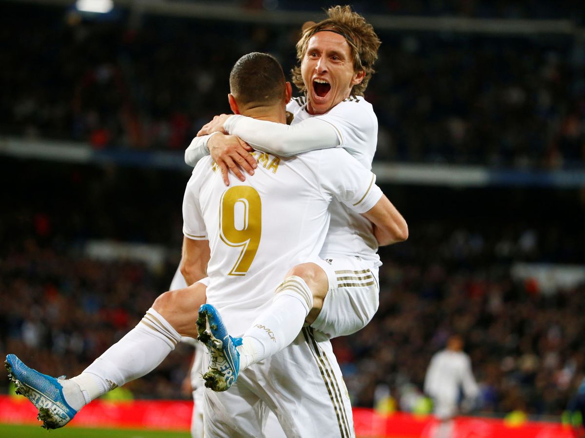 Foto: Karim Benzema y Luka Modric celebran un gol con el Real Madrid. (Reuters)