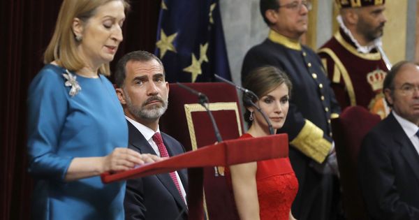 Foto: Los Reyes de España atienden el discurso pronunciado por la presidenta del Congreso, Ana Pastor, en el homenaje al 40 aniversario de las elecciones. (EFE)
