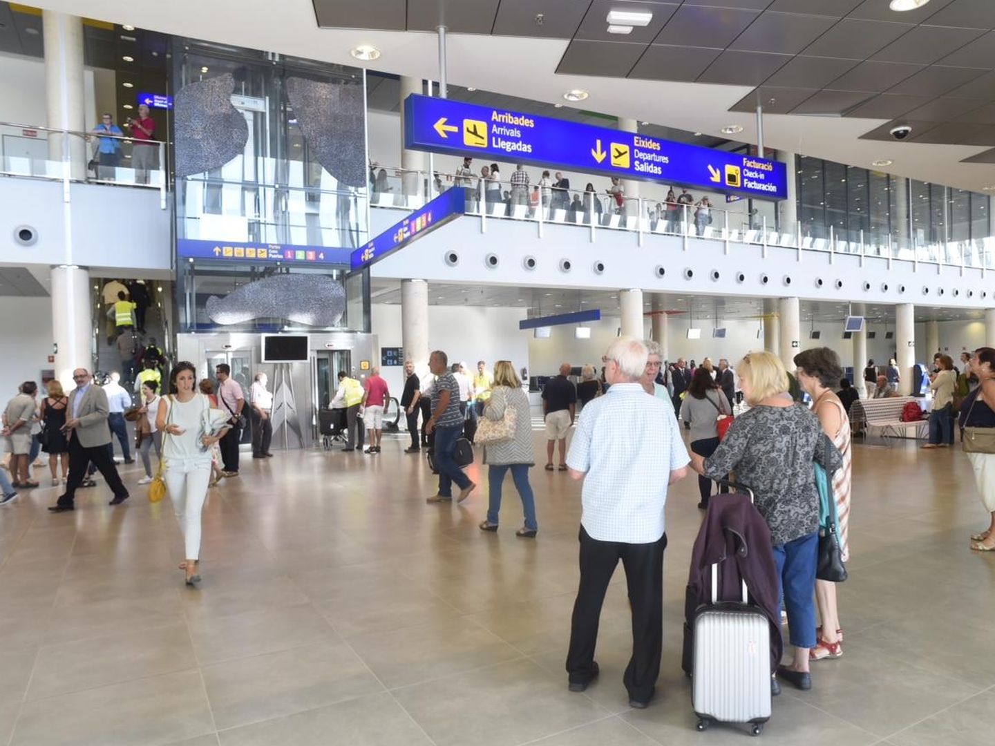 Pasajeros del primer vuelo regular en el interior del Aeropuerto de Castellón el año pasado. (SNC-Lavalin)