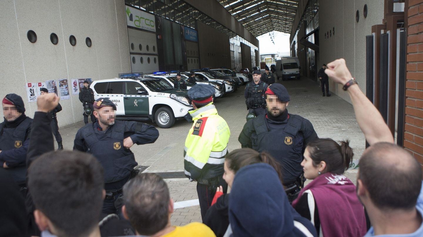 Los Mossos d'Esquadra protegen una operación de la Guardia Civil en Sant Feliu de Llobregat. (EFE)