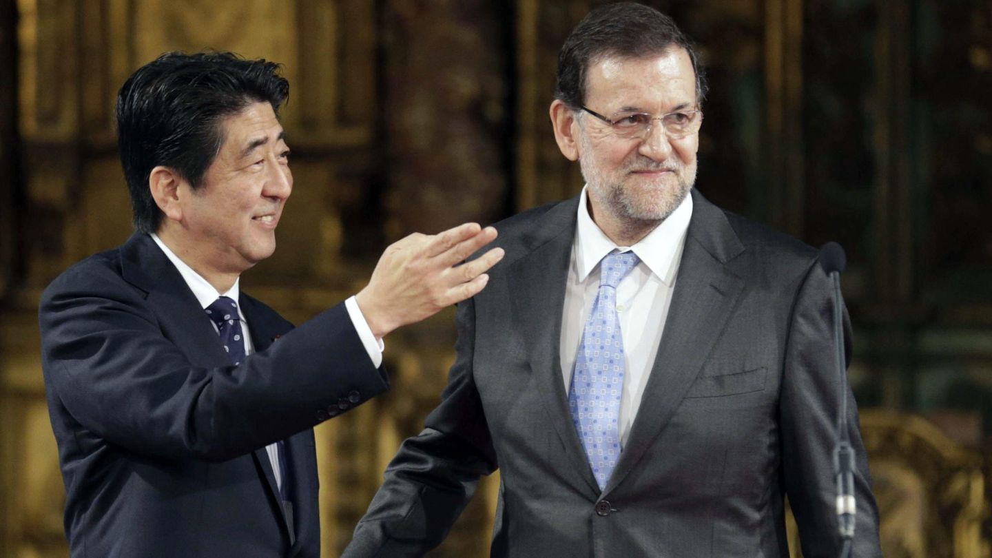 Shinzo Abe, junto a Mariano Rajoy en la Catedral de Santiago. (EFE)