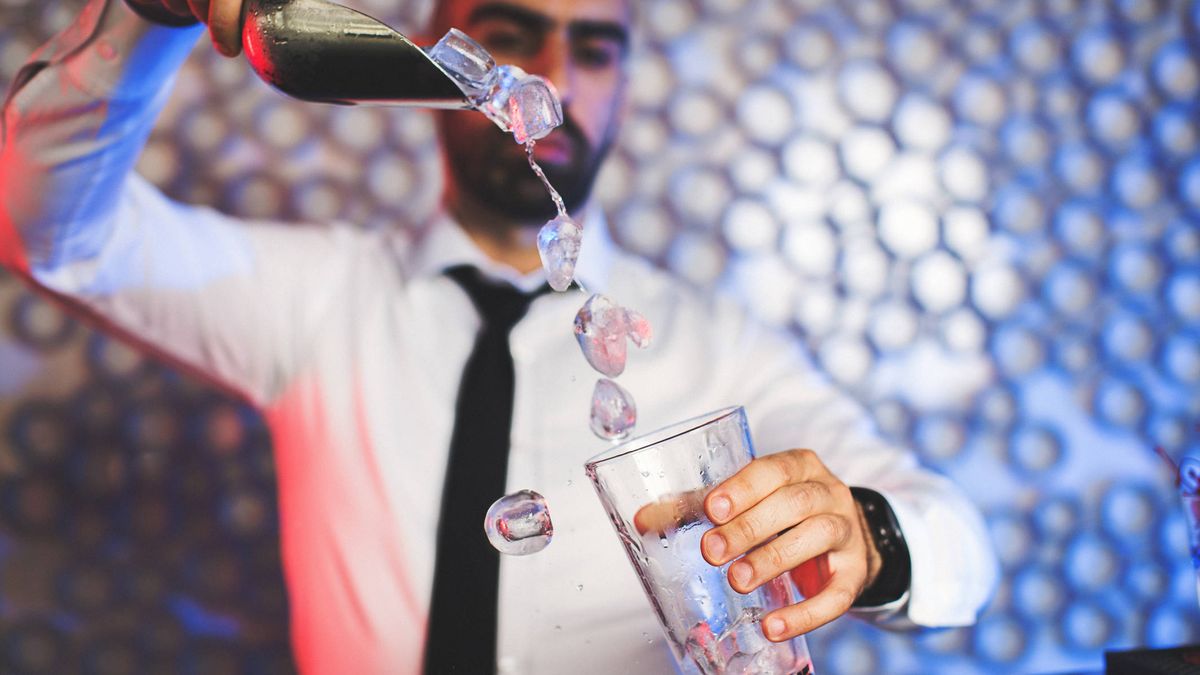 Toda la verdad sobre los hielos en la bebida, contada por un camarero