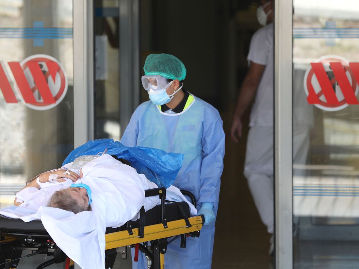 Foto: Un celador introduce a un paciente en un hospital. (Reuters)