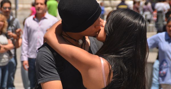 Foto: Dos jóvenes dándose un beso en México (Foto de Archivo - EFE)