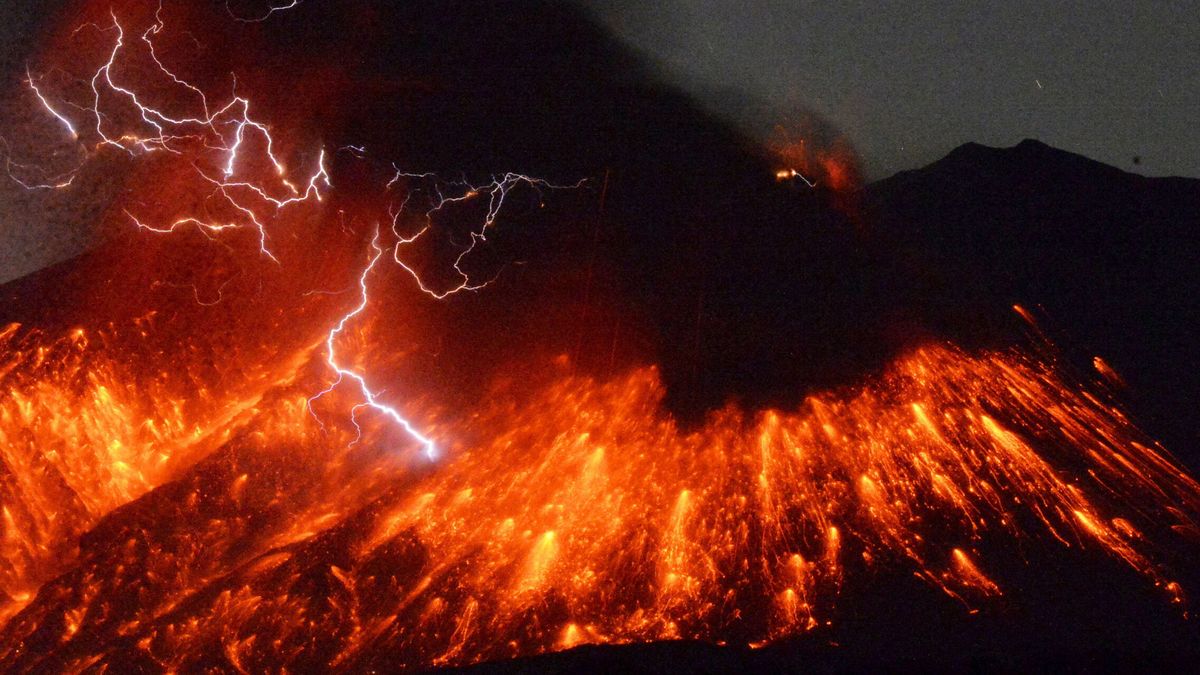 Japón declara la alerta máxima por la erupción del volcán Sakurajima