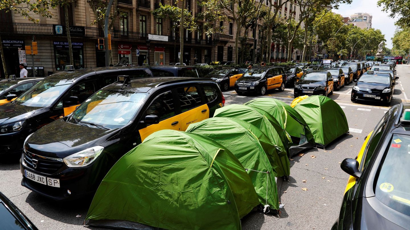 Los taxistas acampan en Barcelona. (EFE)