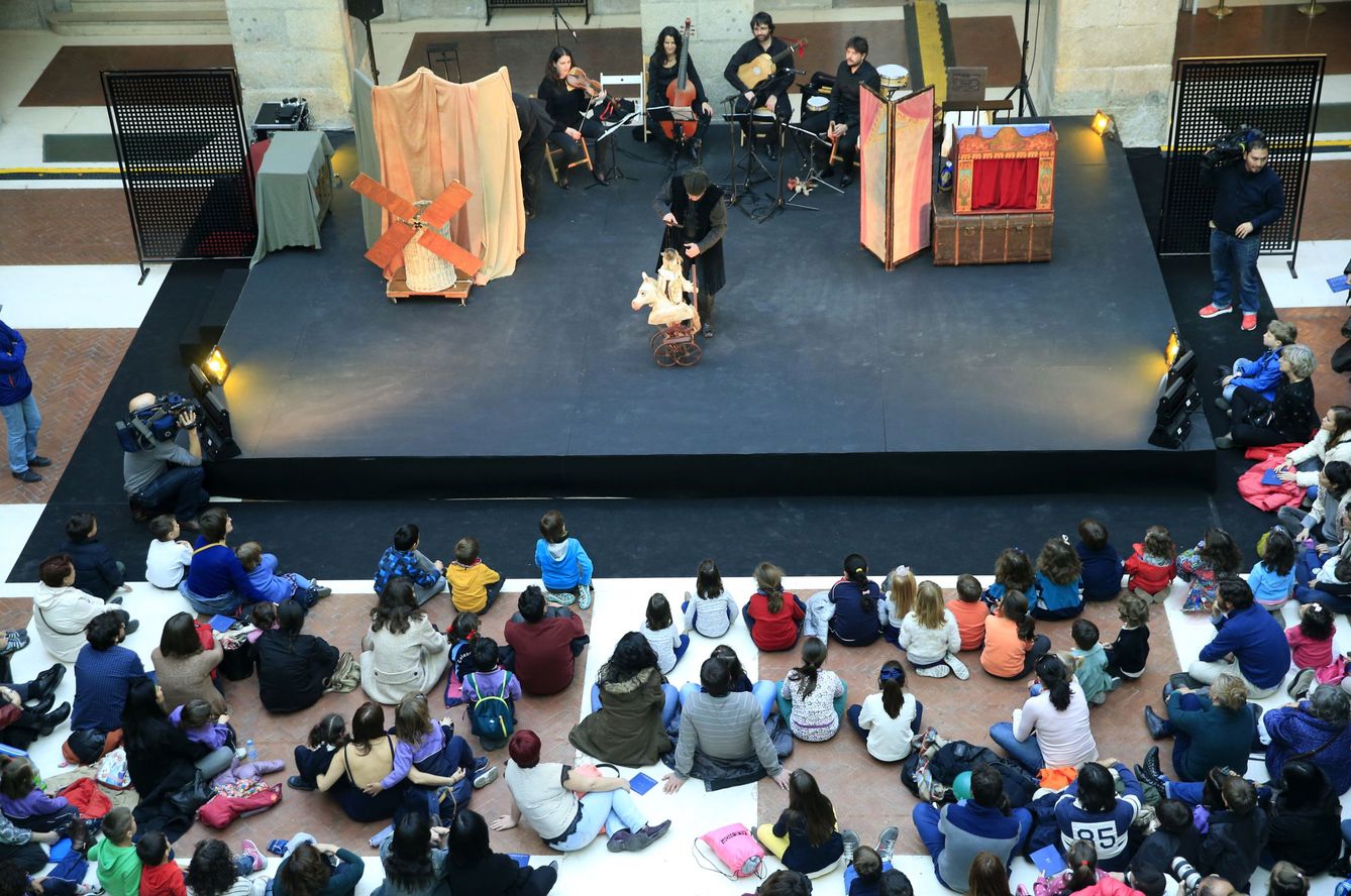 Un espectáculo de títeres representa 'El Quijote' para niños durante la Noche de los Teatros. (EFE)