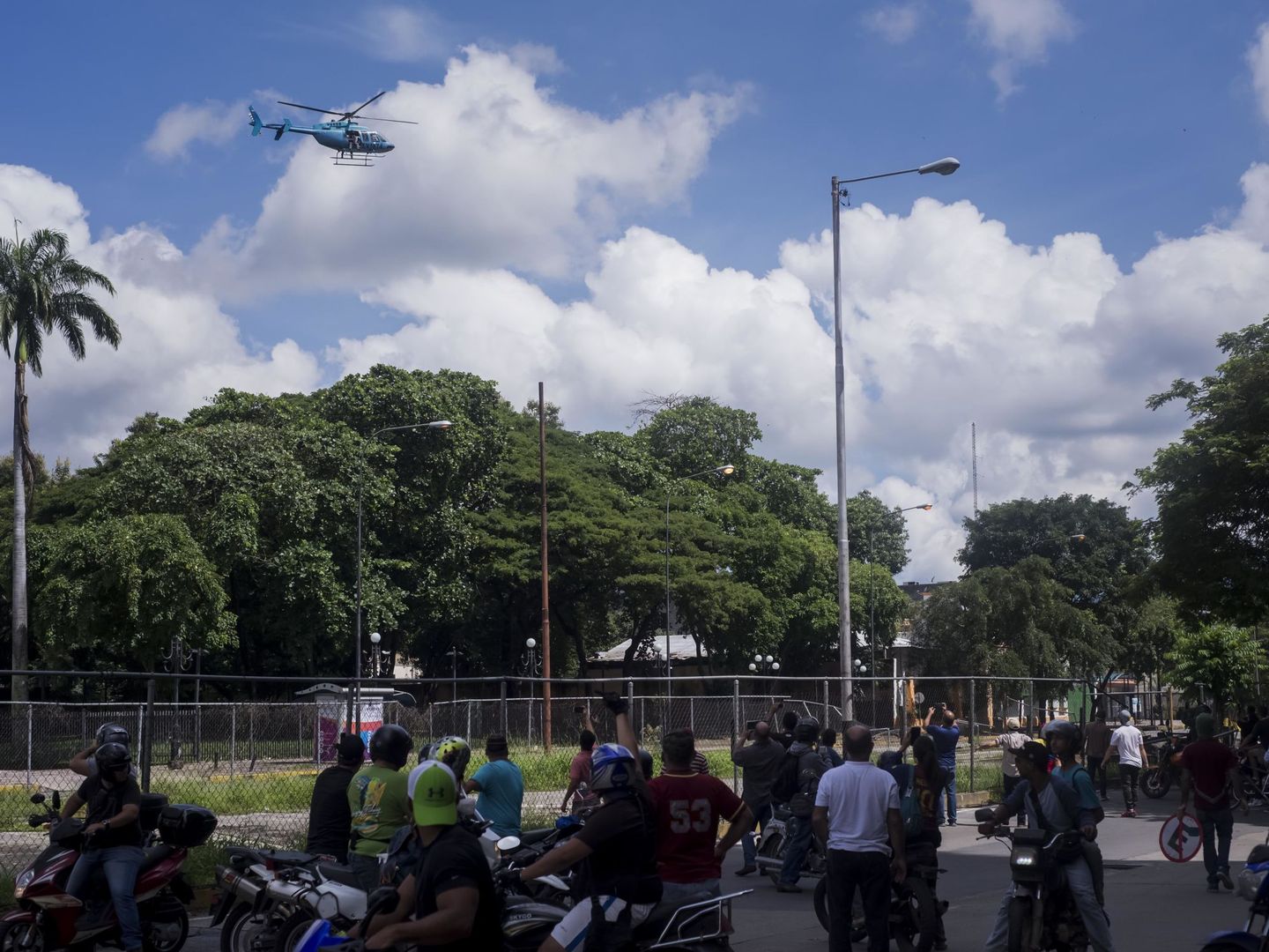 Ciudadanos venezolanos manifiestan su apoyo a un grupo de militares que se sublevó contra Maduro. (EFE)