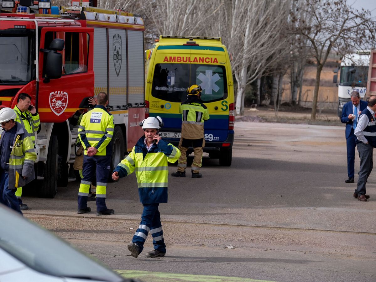 Foto: Servicios de emergencia en Cabanillas del Campo tras la fuga de gas. (EFE/Nacho Izquierdo)