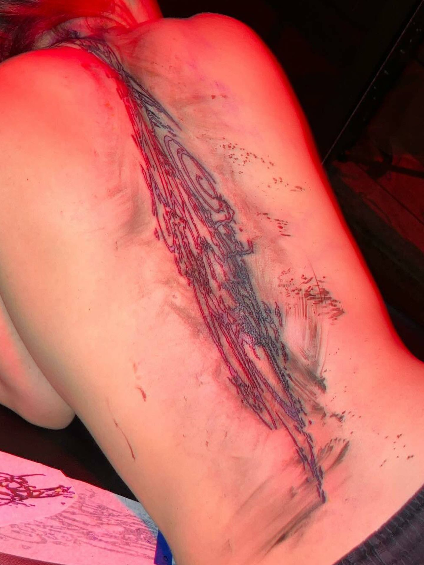 La espalda de la cantante con su nuevo tatuaje. (Instagram/@billieeilish)