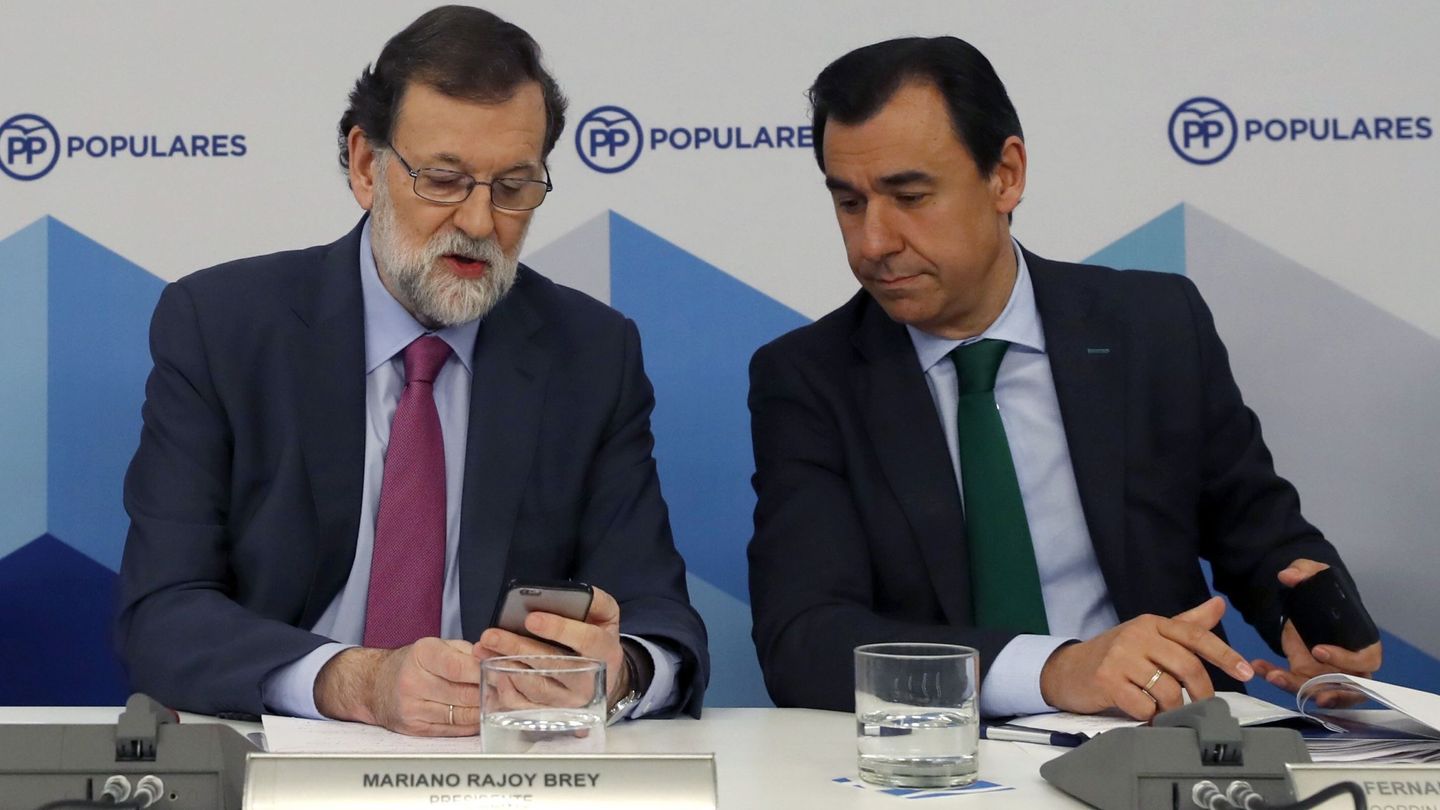 Mariano Rajoy junto a Fernando Martínez-Maíllo en la junta directiva nacional del PP. (EFE)