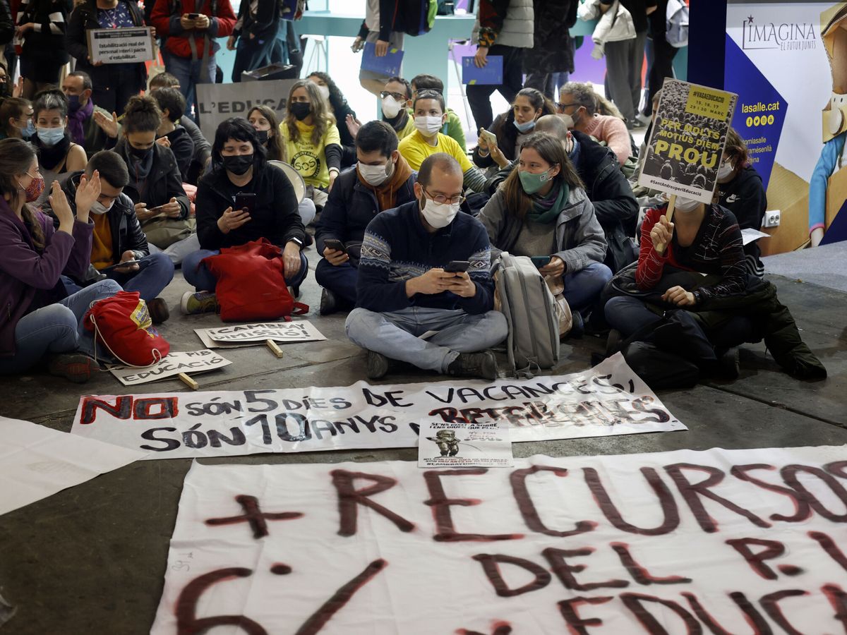 Foto: Una protesta durante la huelga de profesores en Cataluña. (EFE/Toni Albir)