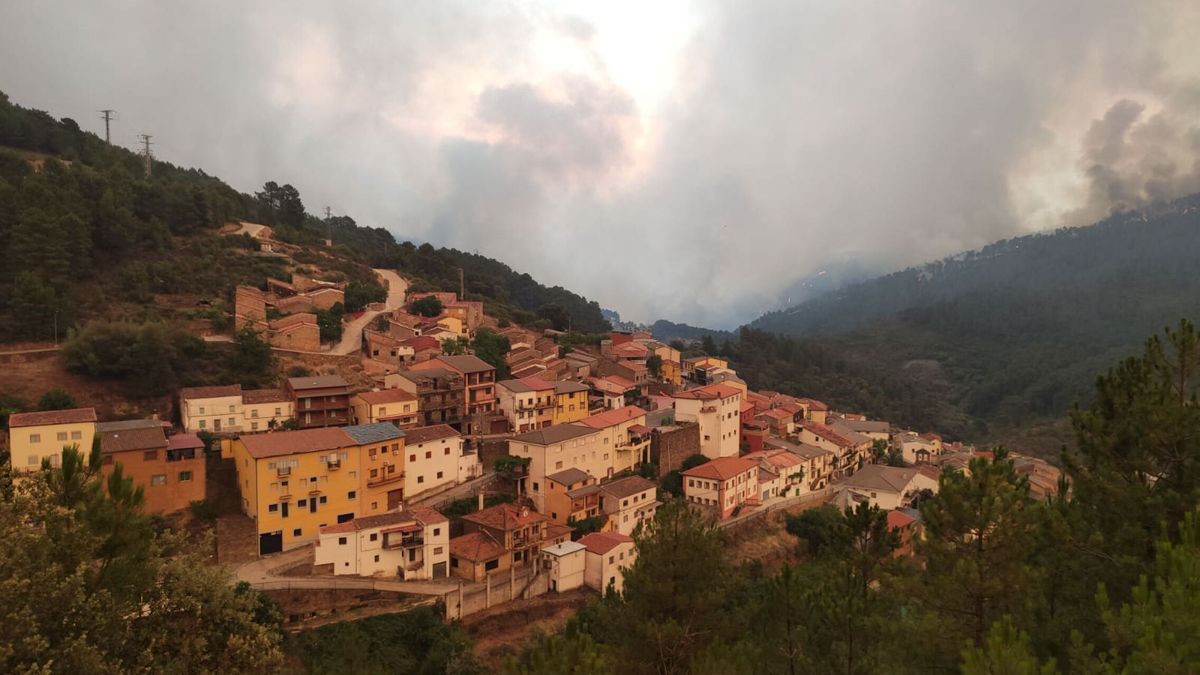 Un incendio en Las Hurdes obliga a la evacuación de cinco núcleos de población