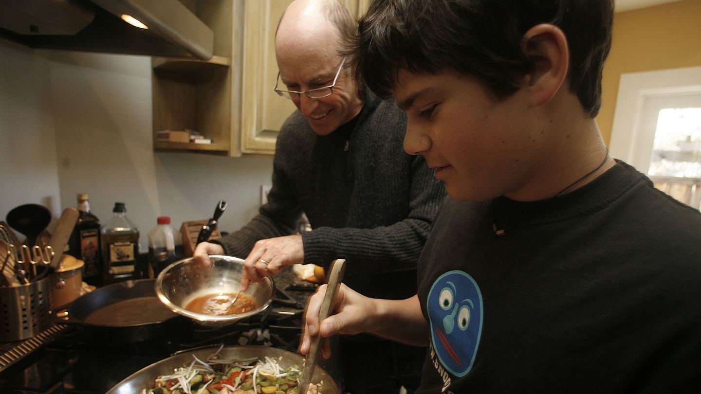 Michael Pollan cocinando junto a su hijo Isaac. (Liz Hafalia/San Francisco Chronicle/Corbis)