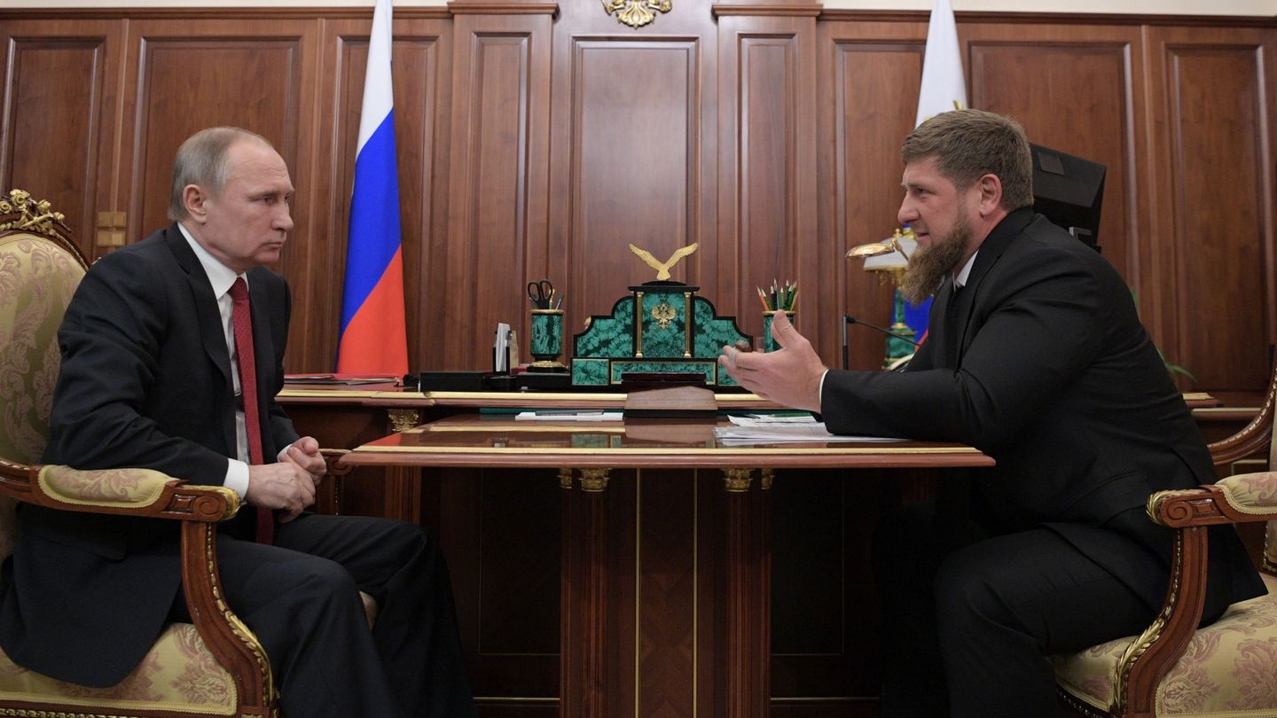 El presidente de Rusia se reúne con el jefe de la república de Chechenia el 19 de abril de 2017. (EFE/Alexei Druzhinin/   Sputnik)