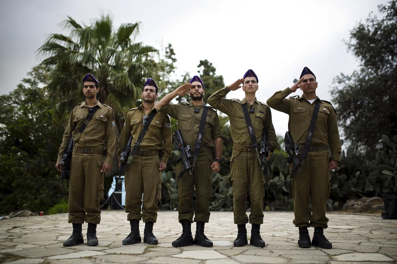 Soldados israelíes de la brigada Givati en un kibbutz cercano a Gaza (Reuters).