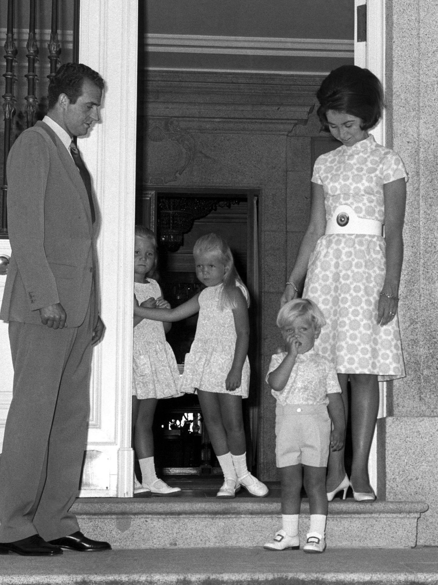 Los Príncipes de España Juan Carlos y Sofía, en 1970 con sus hijos, en Zarzuela. (EFE)