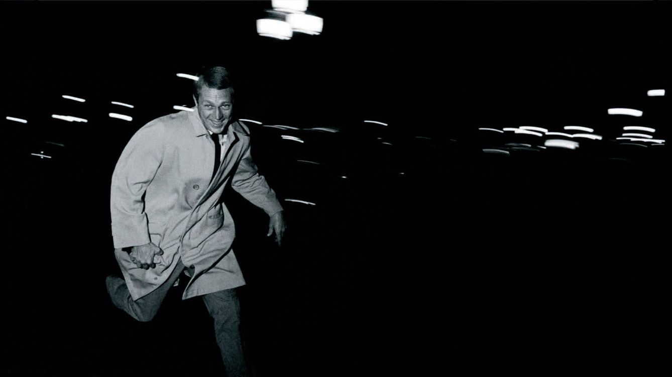 Foto: Fanático de la velocidad, el actor Steve McQueen recorrió la vida apurando las frenadas. Aquel verano de 1964 encontró en París la gabardina que después populizaría en 'Bullitt' (1968). / HENRI BUREAU  