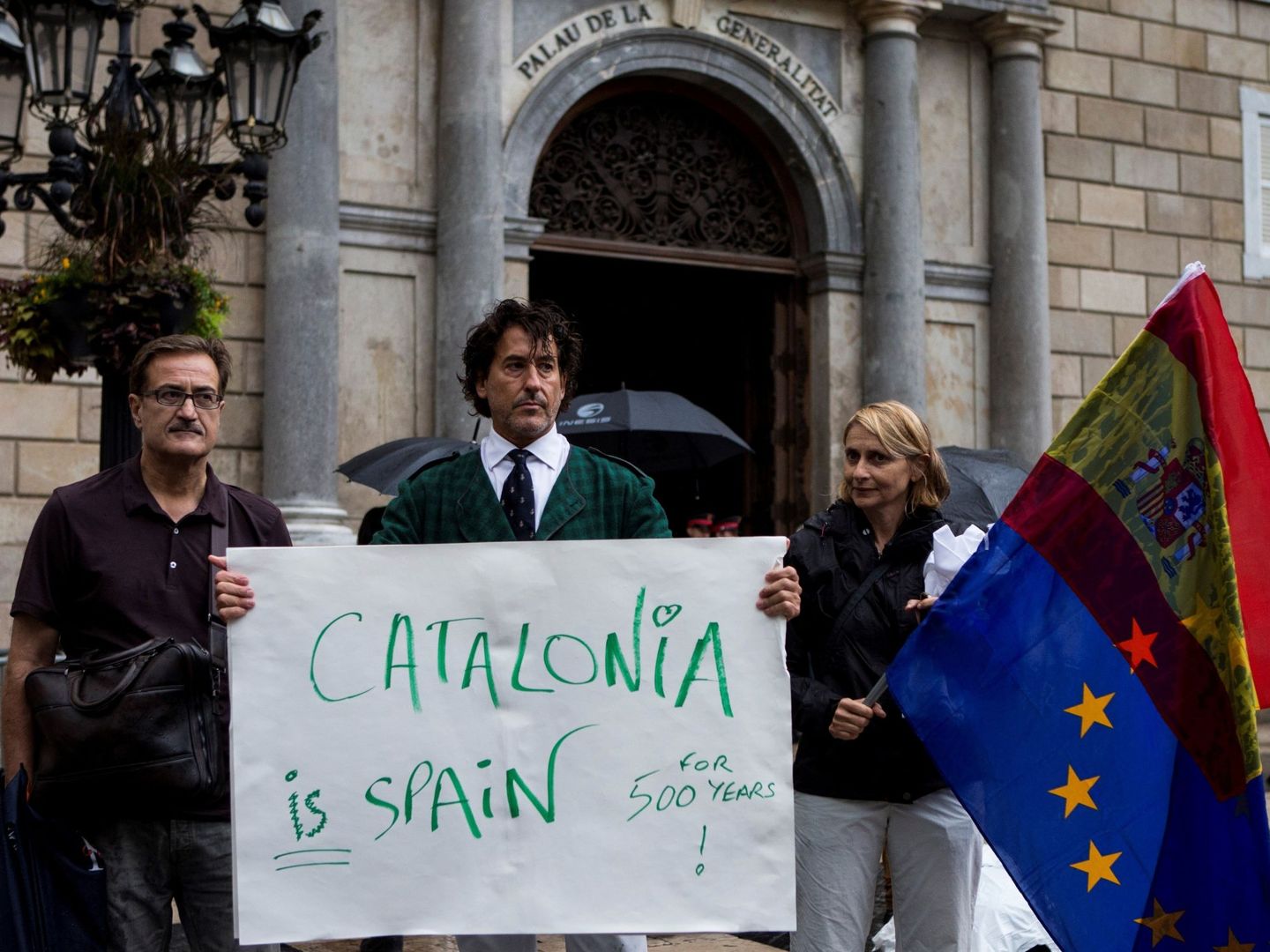 Álvaro de Marichalar protesta ante el Palau de la Generalitat. (Foto: EFE/Quique García)