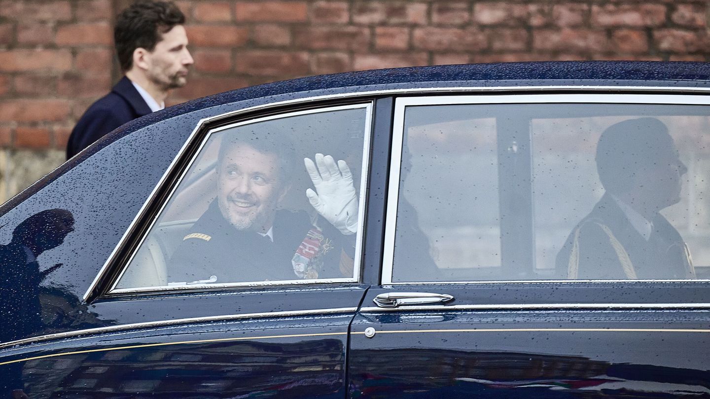 Federico X de Dinamarca, saludando mientras recorre las calles de Aarhus. (EFE/Mikkel Berg Pedersen)