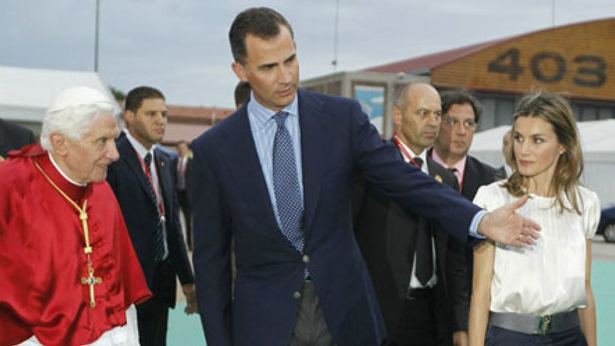 Los Príncipes de Asturias reciben al Papa en el aeródromo