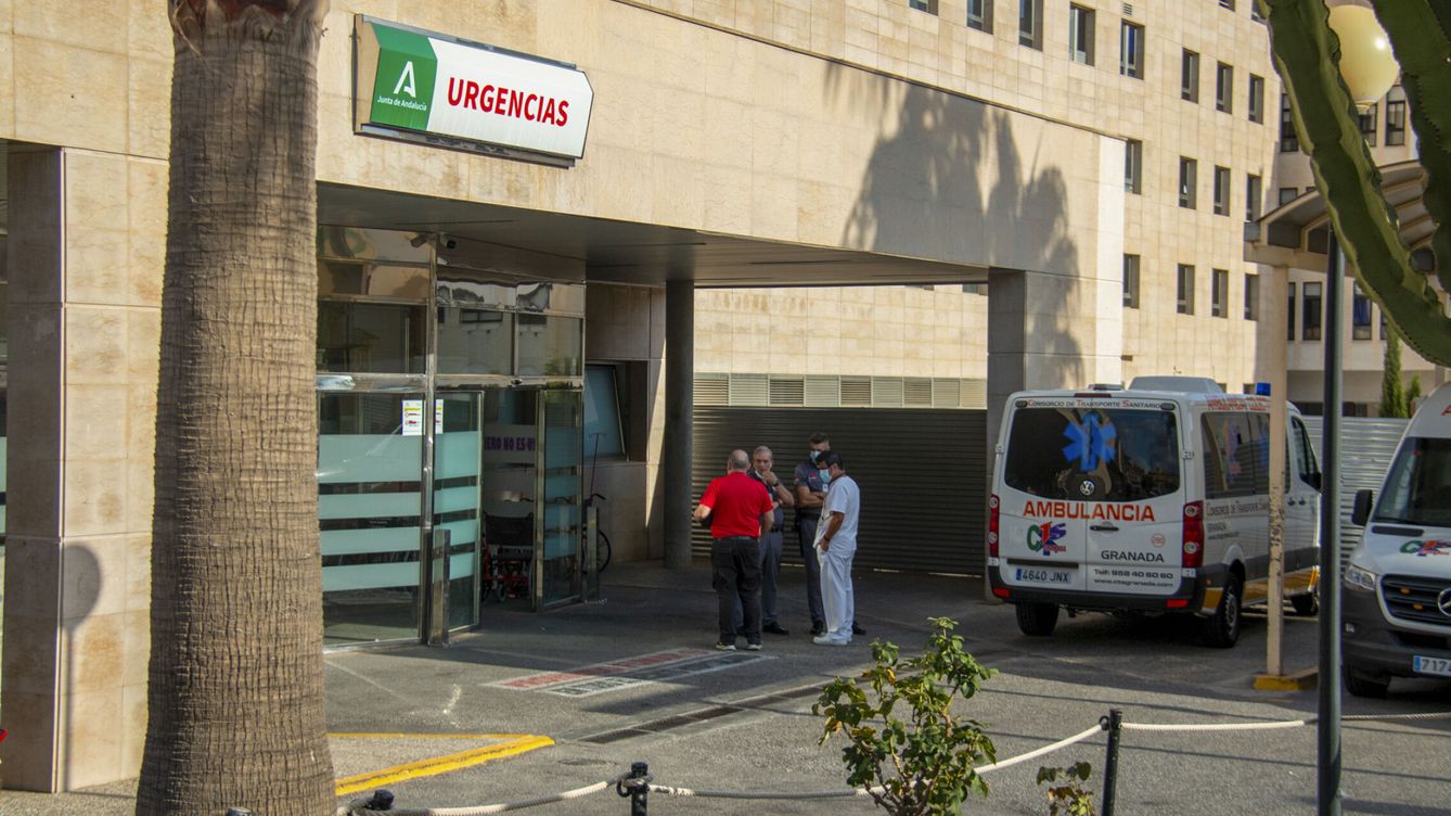Foto: Una ambulancia frente al hospital de Granda. (EFE/Alba Feixas)