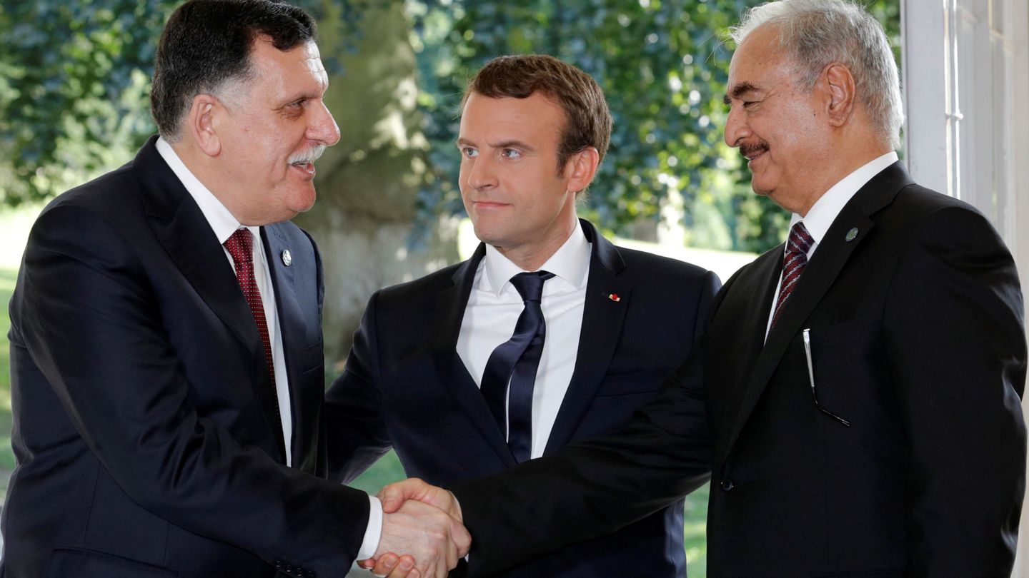 Macron reúne a los representantes de los dos gobiernos de Libia, el primer ministro, Fayez al-Sarraj, y el general Khalifa Haftar, en La Celle-Saint-Cloud, París, el 25 de julio de 2017. (Reuters)