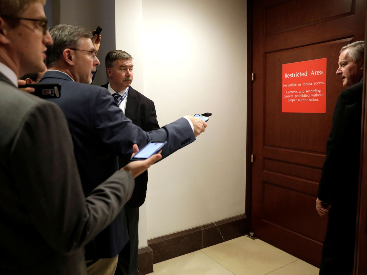 El congresista republicano Mark Meadows, a su entrada a la reunión. (Reuters)