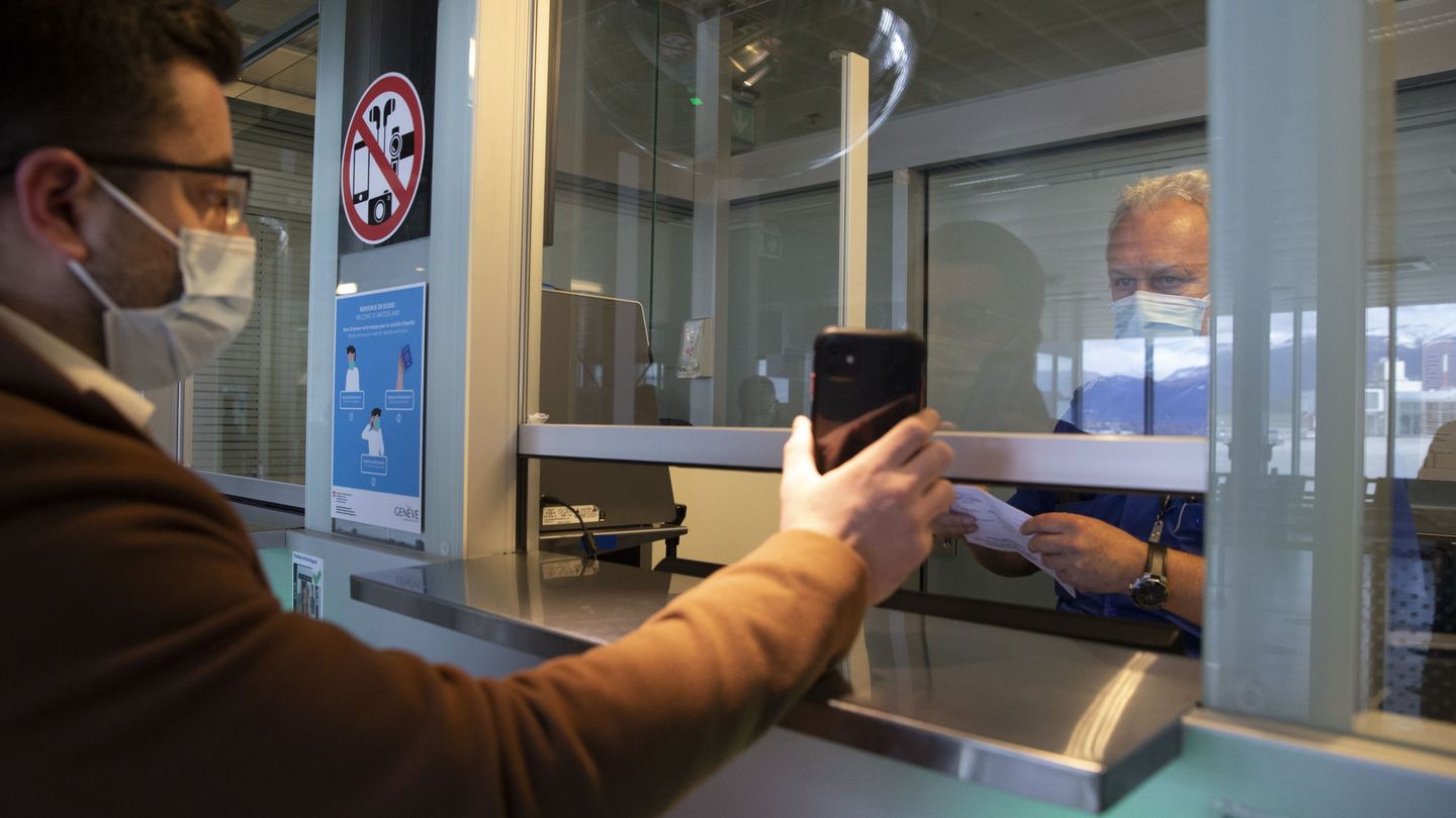 Una persona enseña su documentación en el aeropuerto de Ginebra. (EFE)