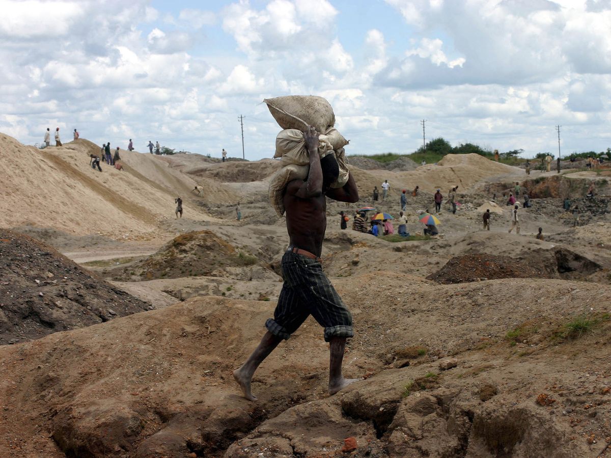 Foto: Un hombre carga con cobalto en el Congo. (Reuters/David Lewis)