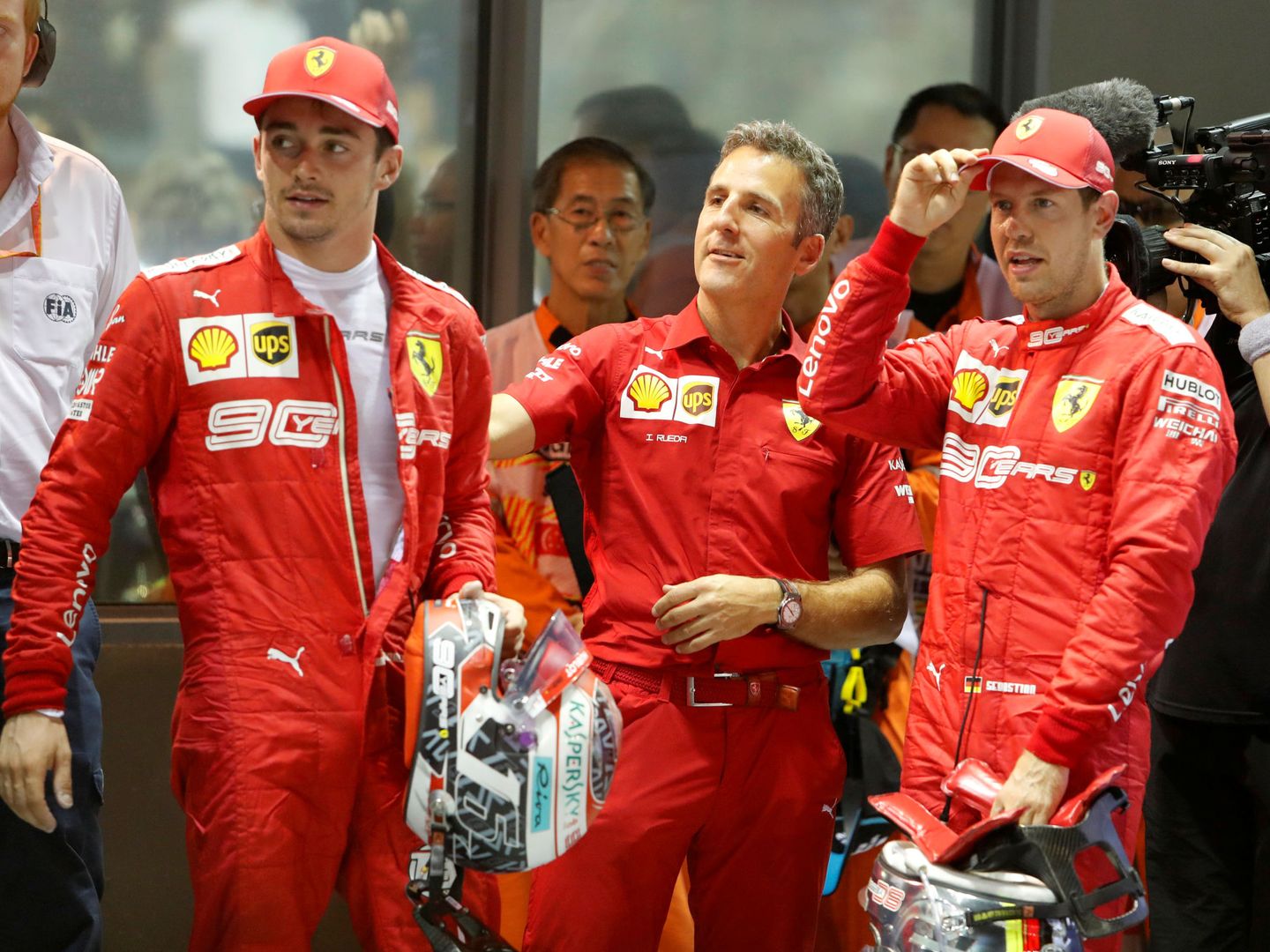 Iñaki Ortiz junto a Charles Leclerc y Sebastian Vettel momentos antes de subir al podio. (Reuters)