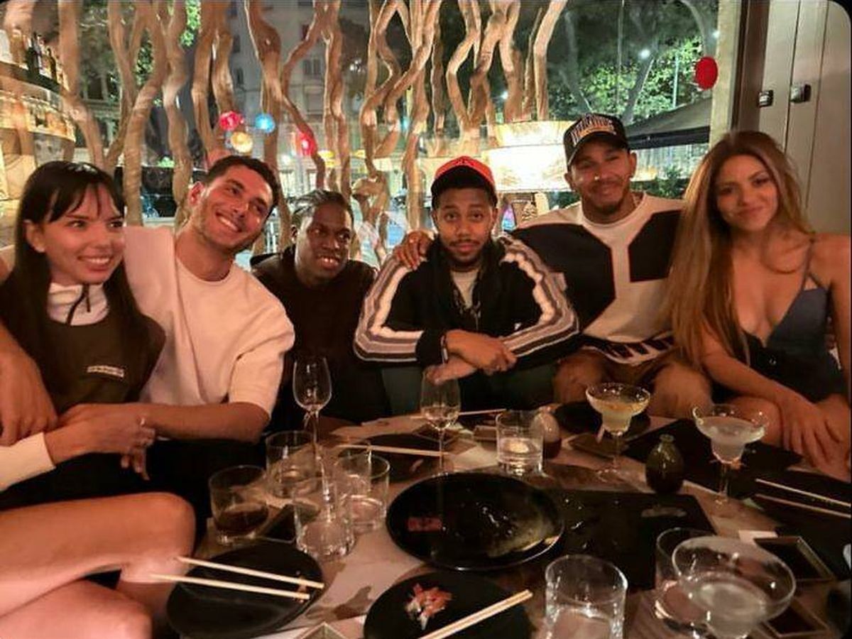 Foto: Shakira, con Lewis Hamilton y otros amigos. (Redes sociales)