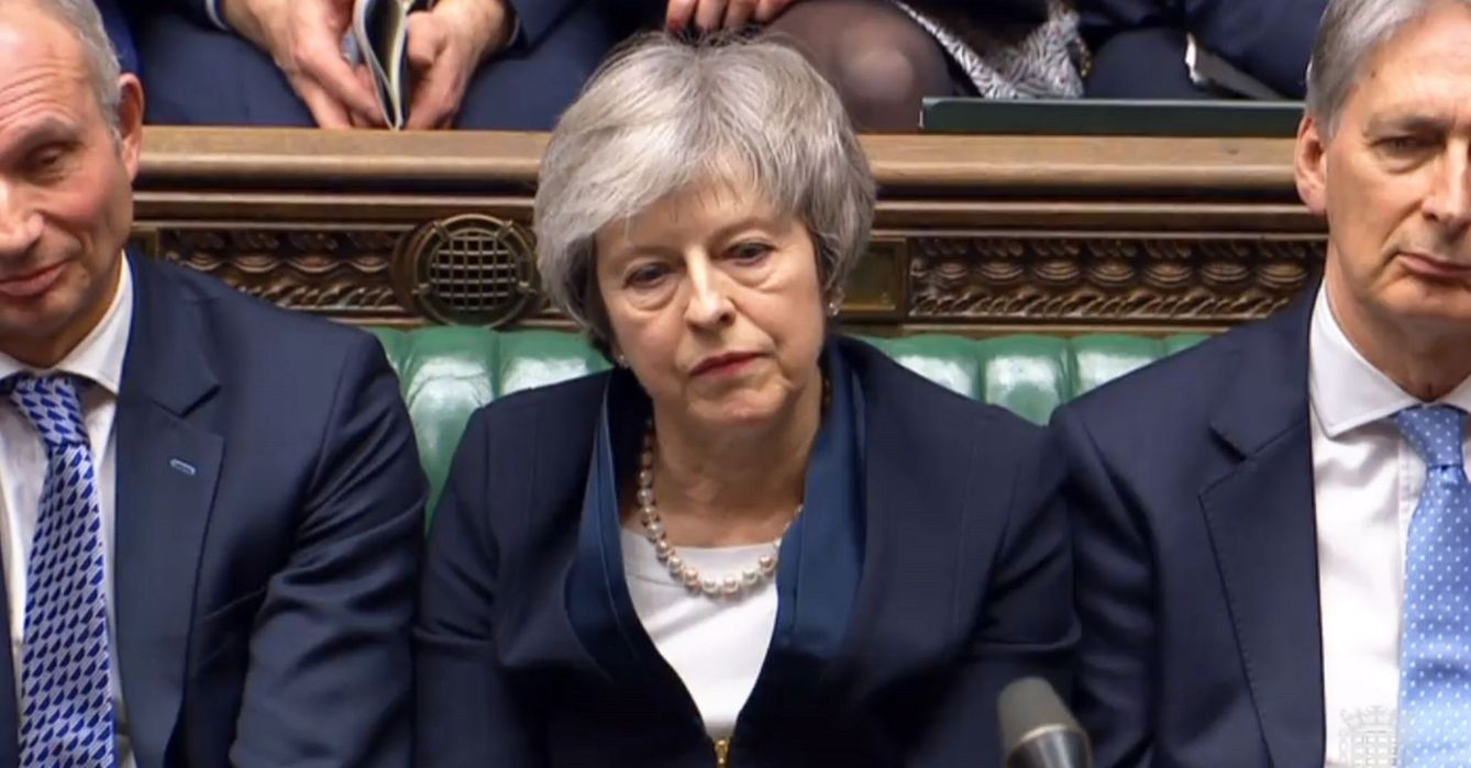 Theresa May durante la votación, en una imagen tomada de la señal de vídeo del Parlamento británico. (EFE)