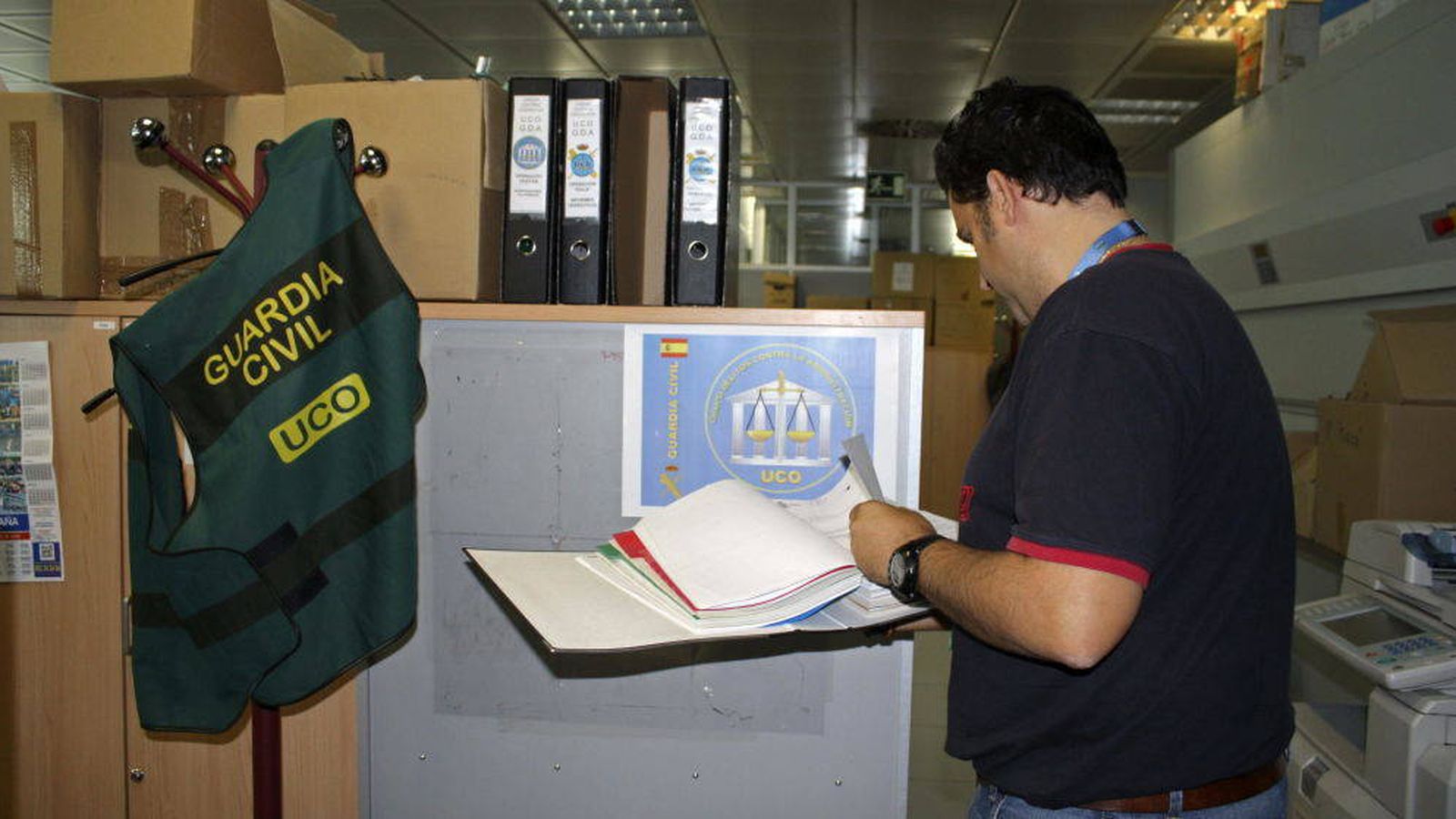 Foto: Un agente de la Unidad Central Operativa (UCO) de la Guardia Civil durante un registro. (EFE)