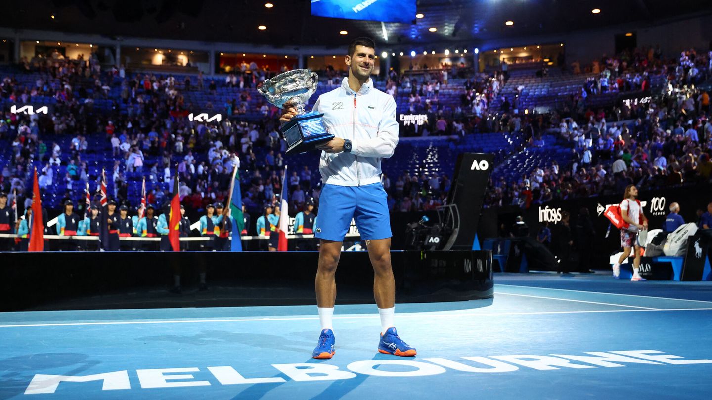 Novak Djokovic posa con el trofeo de campeón de 2023. (REUTERS/Hannah Mckay).