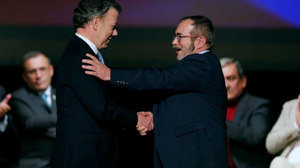 Santos firma un nuevo acuerdo con las FARC y asegura que "es el definitivo"