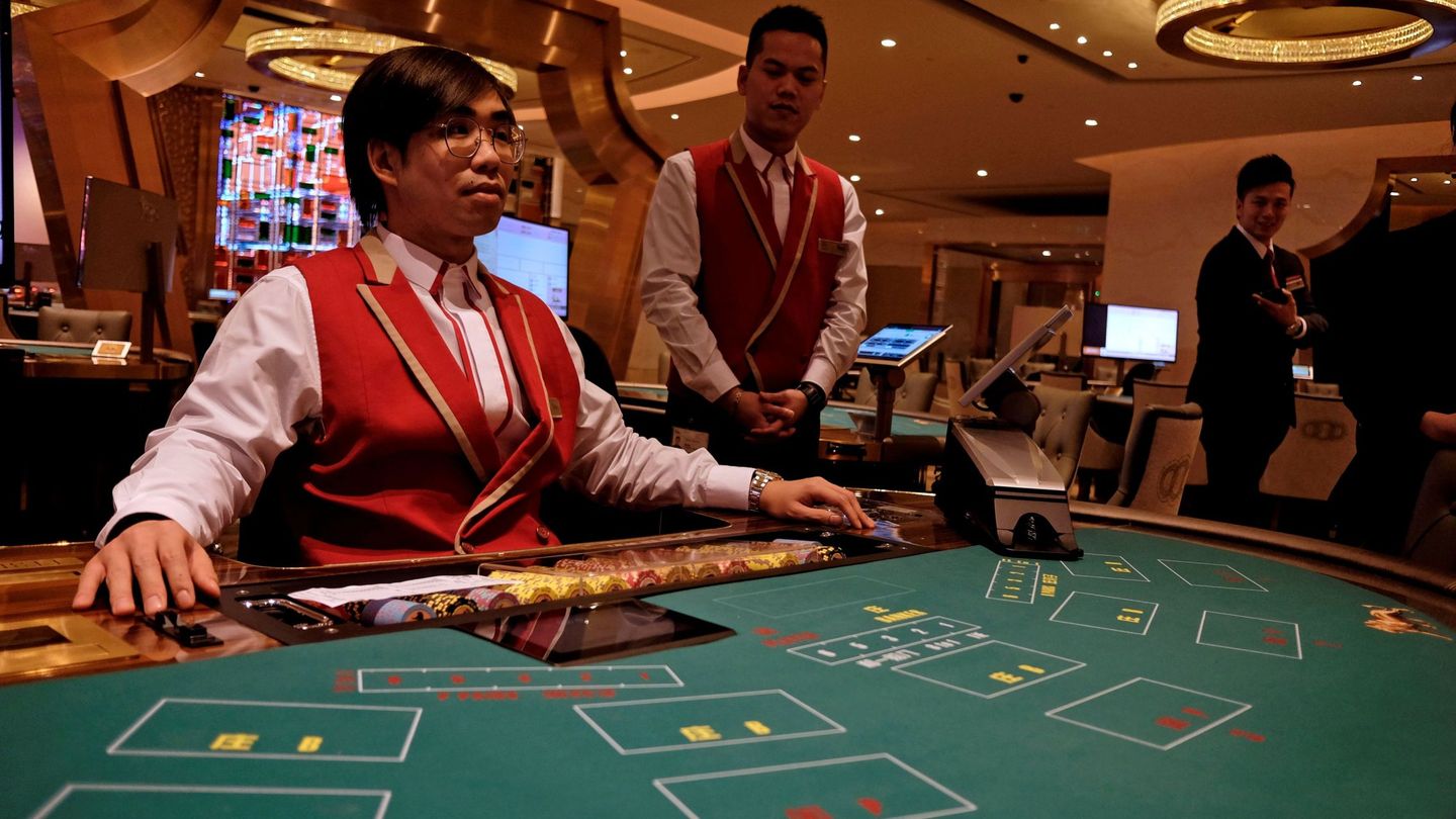Un crupier en un casino de Macao. (Reuters)